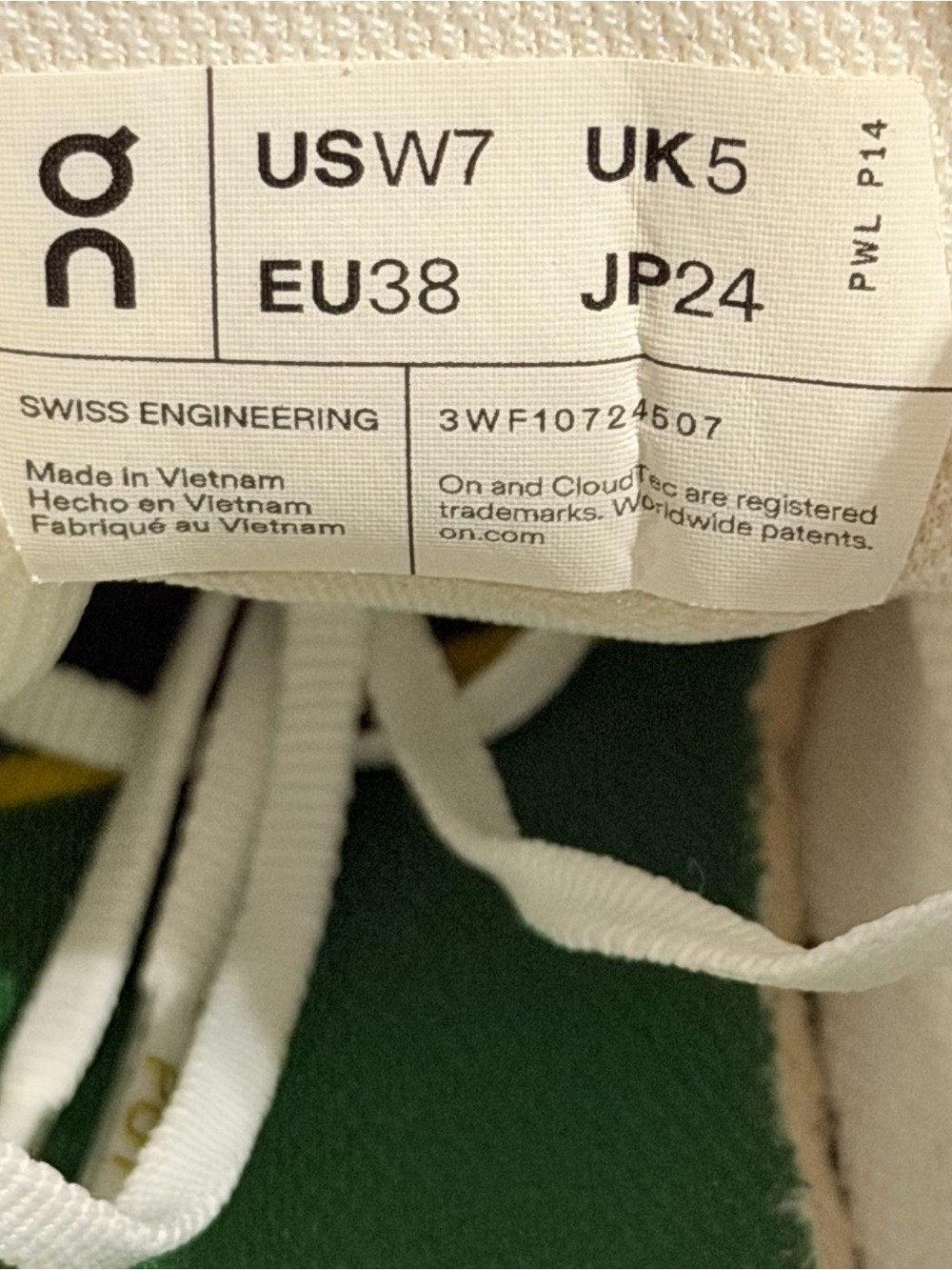 Frwd x Revolve On Cloud Cloudnova Form 2 (Revolve exclusive) white green sz 7 - Picture 9 of 9